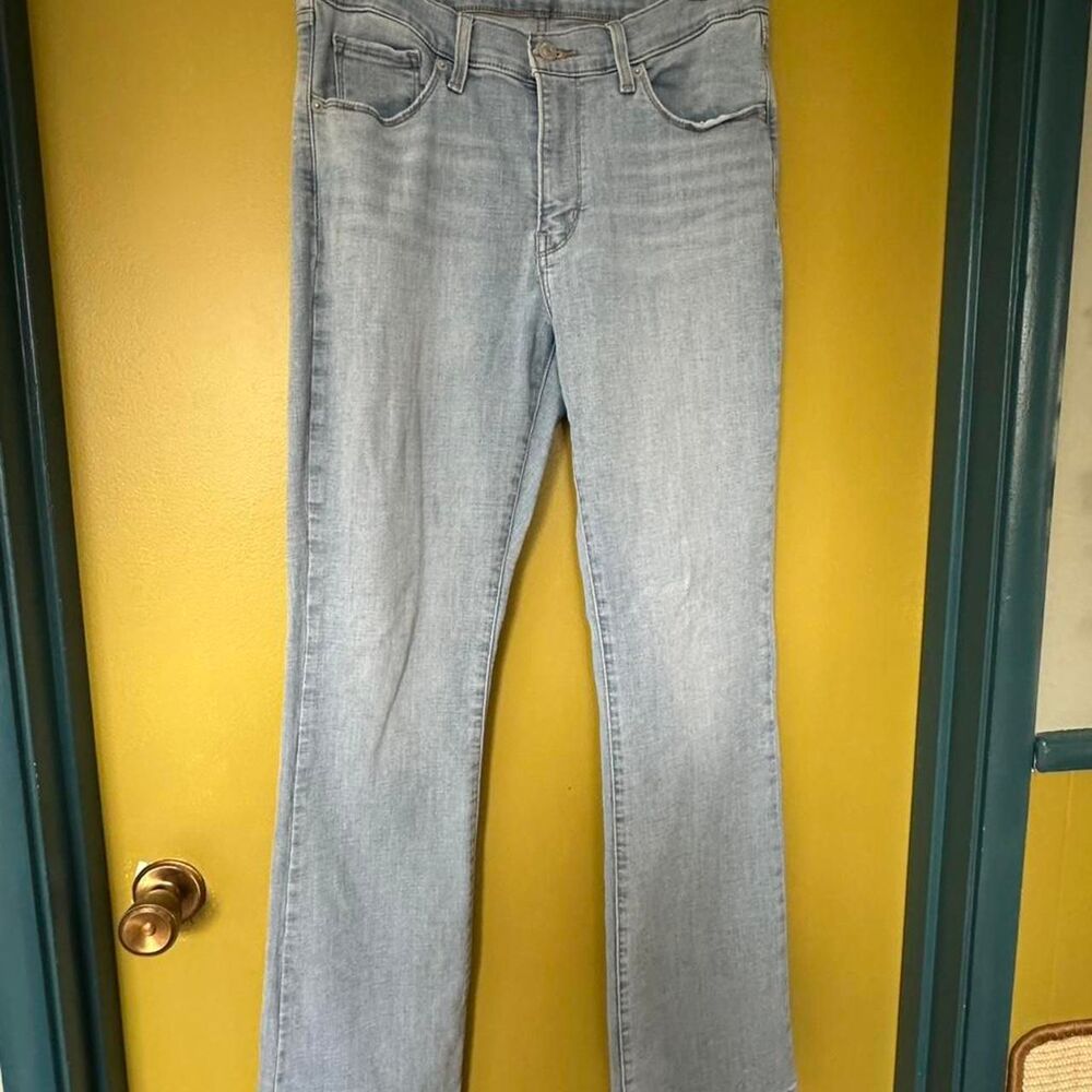 Levi-s Women's light wash bootcut jeans Size 10